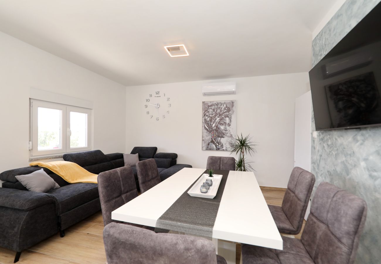 House in Maslenica - Maslenica Maslenica,Ferienhaus für Familien mit Po