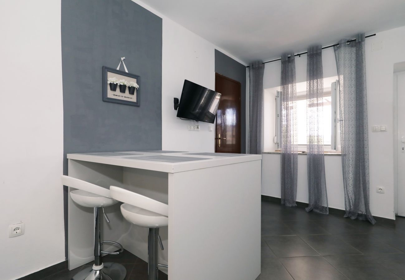 Ferienwohnung in Rovanjska - Marina, No. 1 - with garden and sea view