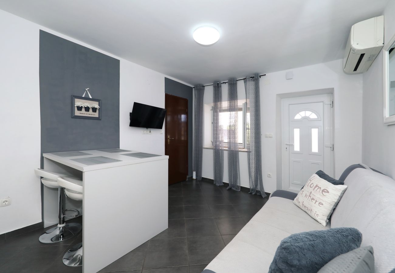 Ferienwohnung in Rovanjska - Marina, No. 1 - with garden and sea view