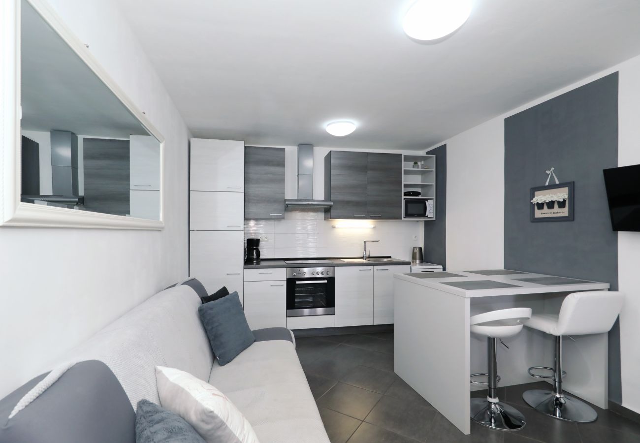 Ferienwohnung in Rovanjska - Marina, No. 1 - with garden and sea view