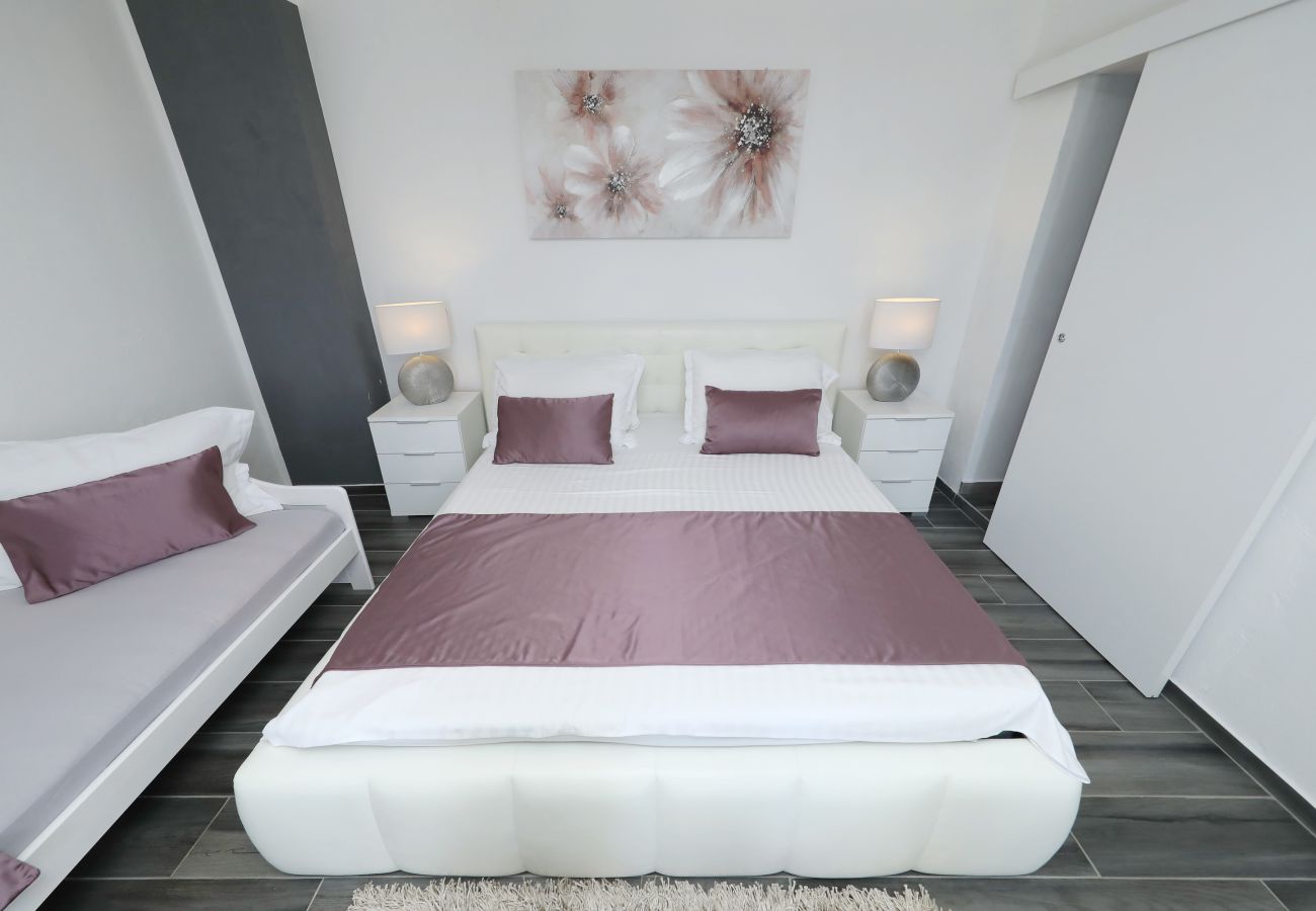 Ferienwohnung in Rovanjska - Marina, No. 1 - with garden and sea view