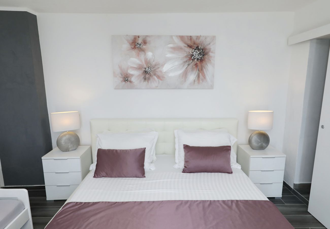 Ferienwohnung in Rovanjska - Marina, No. 1 - with garden and sea view