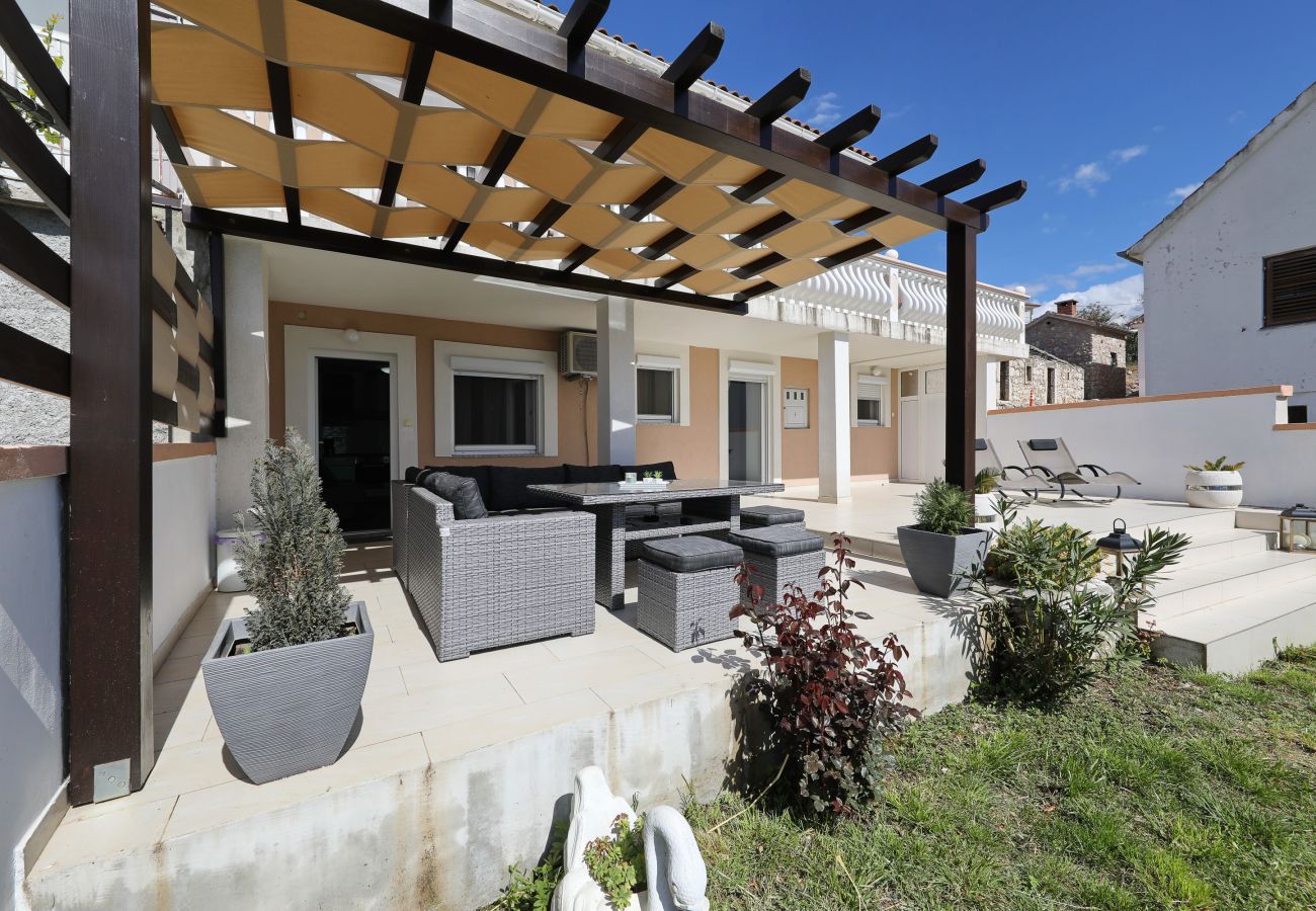 Ferienwohnung in Rovanjska - Marina, No. 1 - with garden and sea view