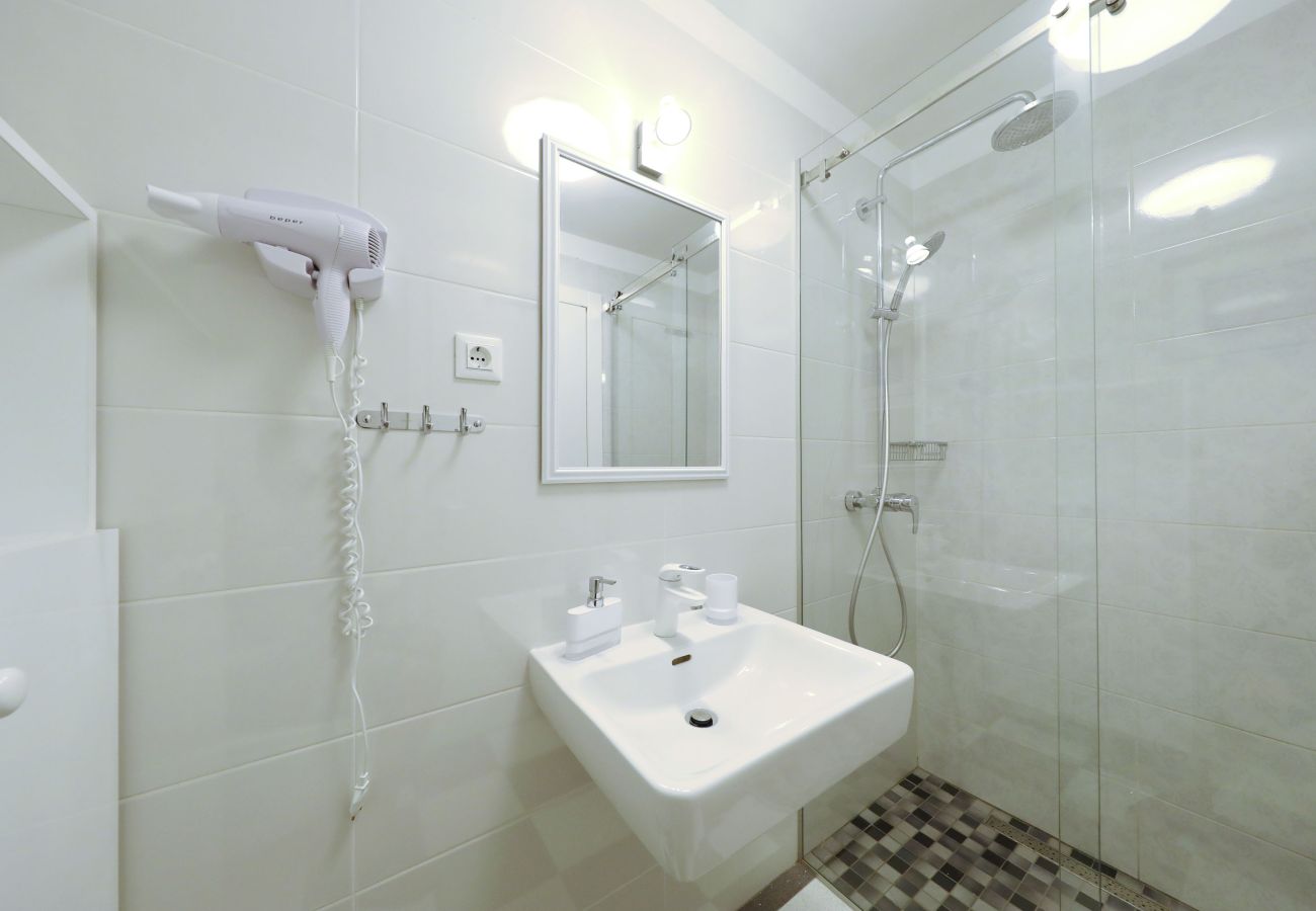Villa in Sveti Filip i Jakov - Villa Azuro mit beheiztem Pool