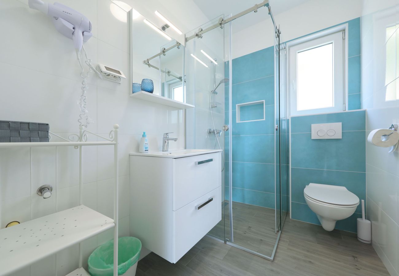 Villa in Sveti Filip i Jakov - Villa Azuro mit beheiztem Pool