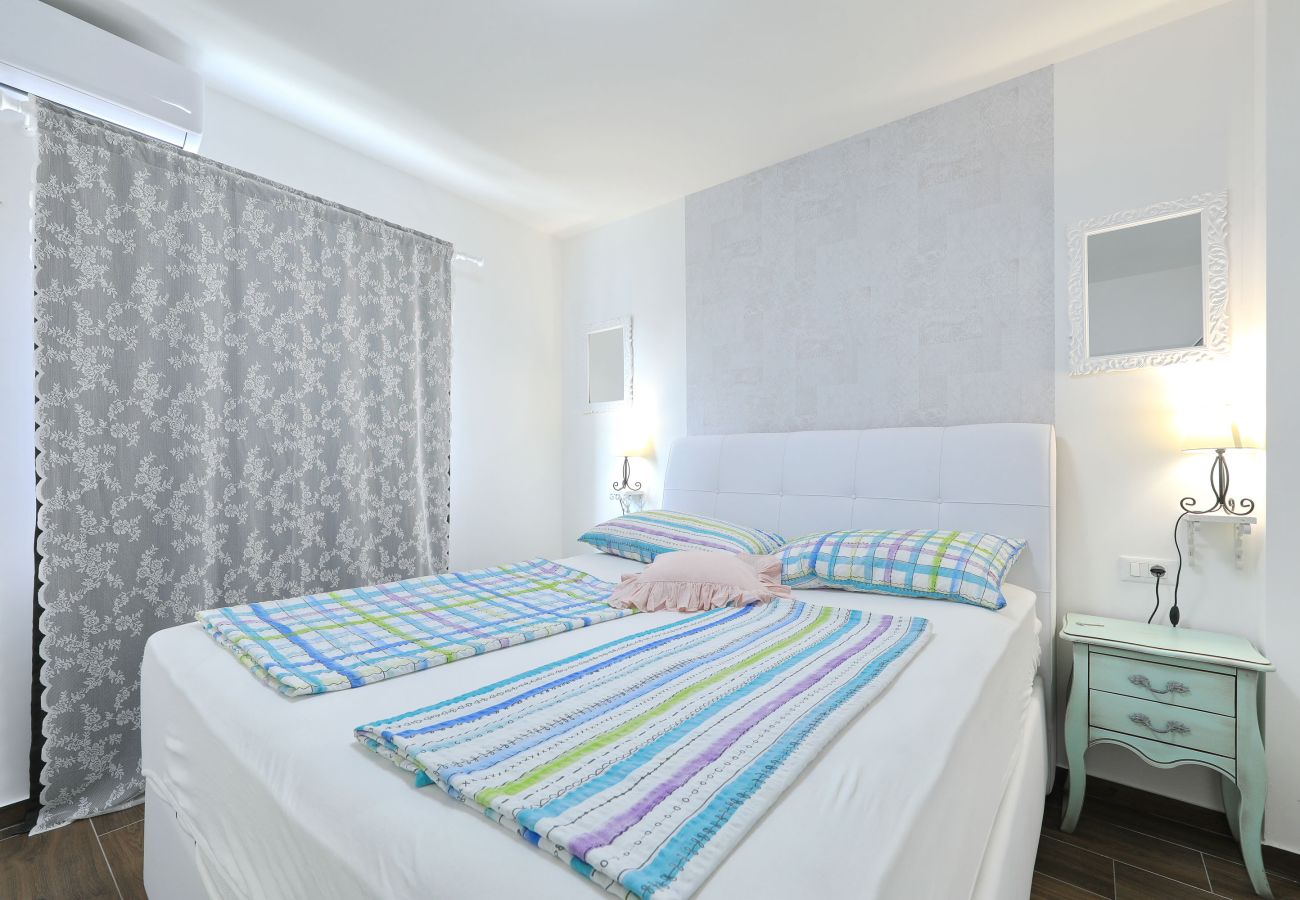 Villa in Sveti Filip i Jakov - Villa Azuro mit beheiztem Pool