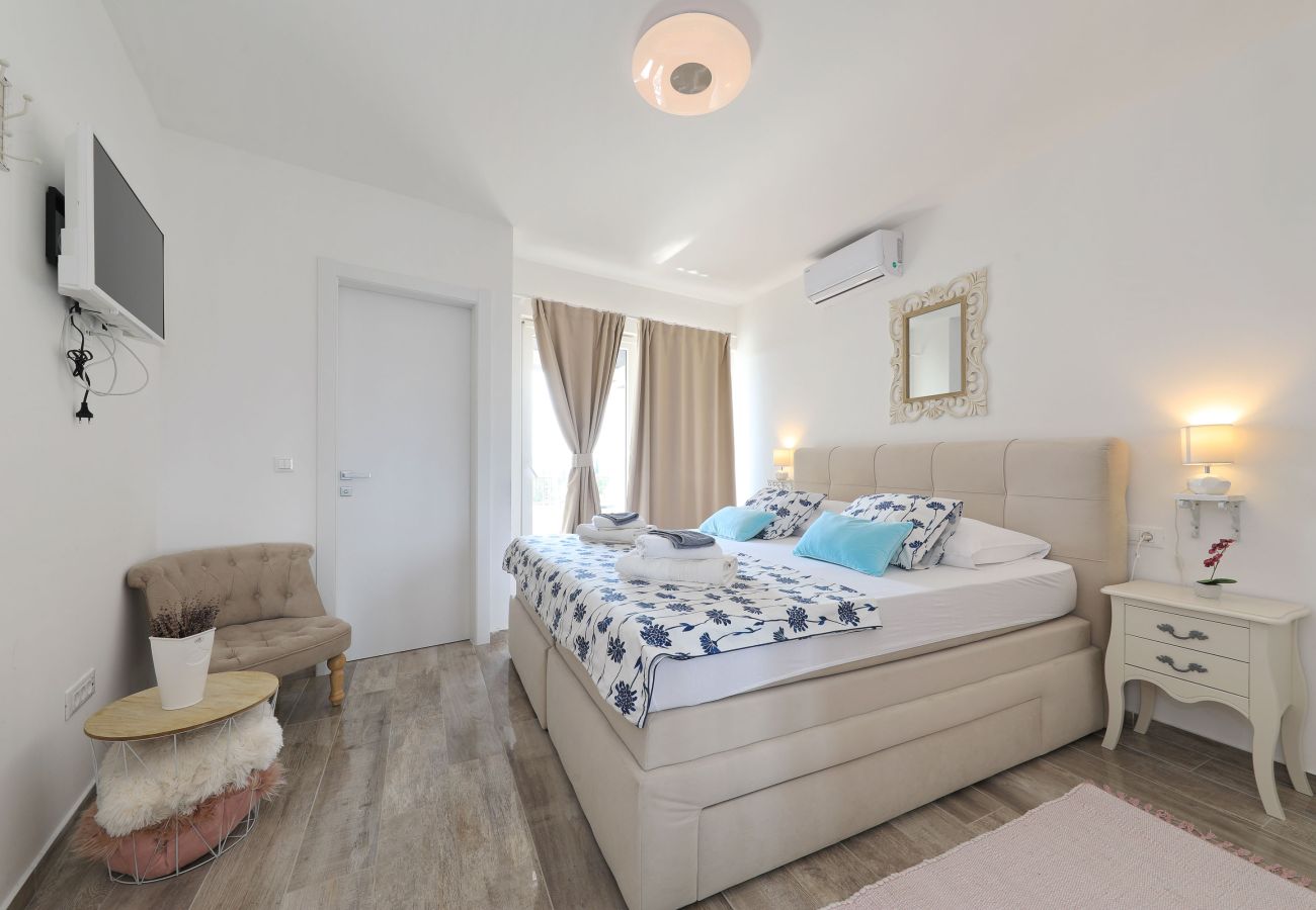 Villa in Sveti Filip i Jakov - Villa Azuro mit beheiztem Pool