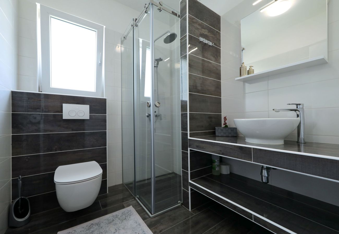 Villa in Sveti Filip i Jakov - Villa Azuro mit beheiztem Pool