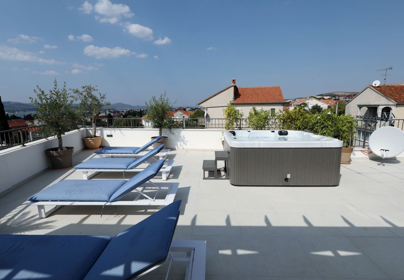 Villa in Sveti Filip i Jakov - Villa Azuro mit beheiztem Pool