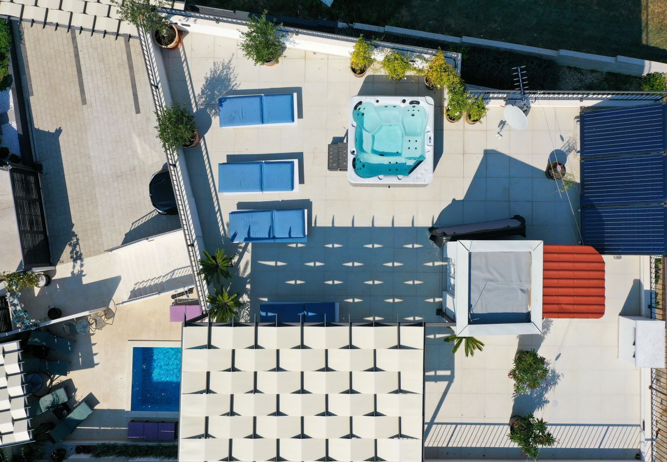 Villa in Sveti Filip i Jakov - Villa Azuro mit beheiztem Pool