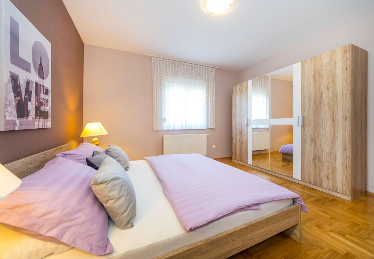 Ferienwohnung in Zadar - Ferienwohnung Goga 1 mit Gemeinschaftspool