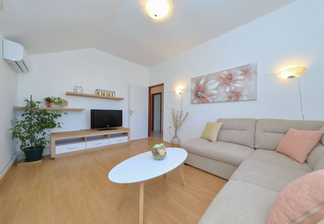 Ferienhaus in Puljane - Antona