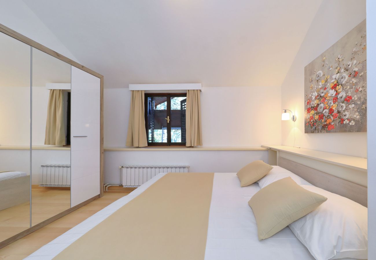 Ferienhaus in Puljane - Antona