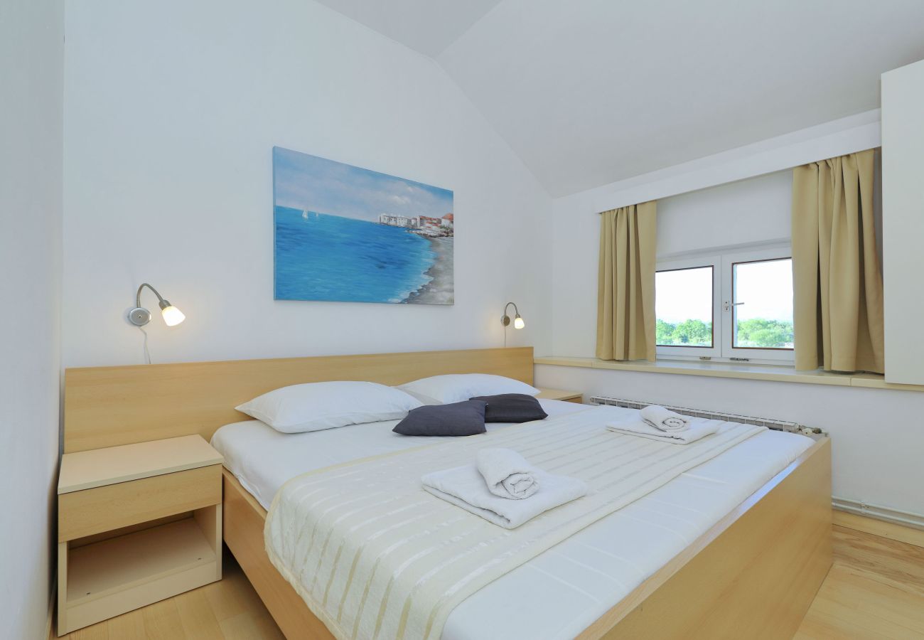 Ferienhaus in Puljane - Antona