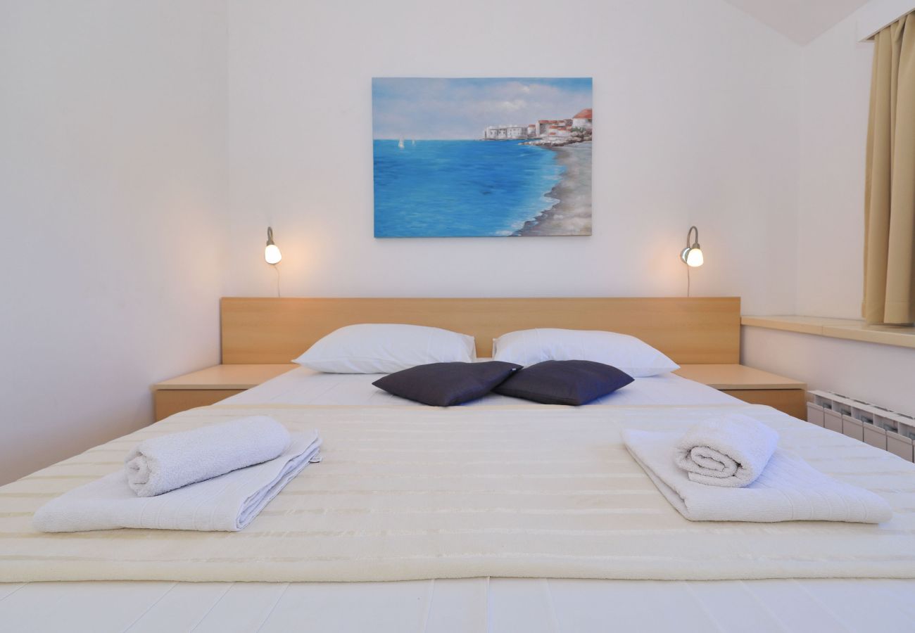 Ferienhaus in Puljane - Antona