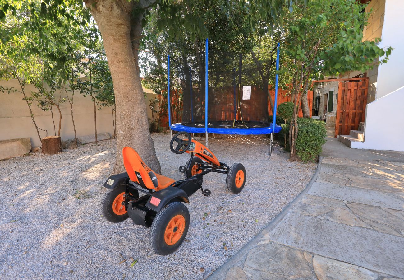 Ferienhaus in Puljane - Antona