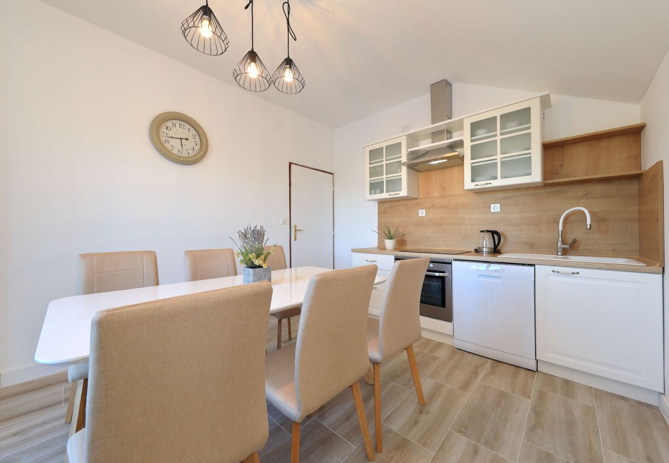 Ferienhaus in Puljane - Antona