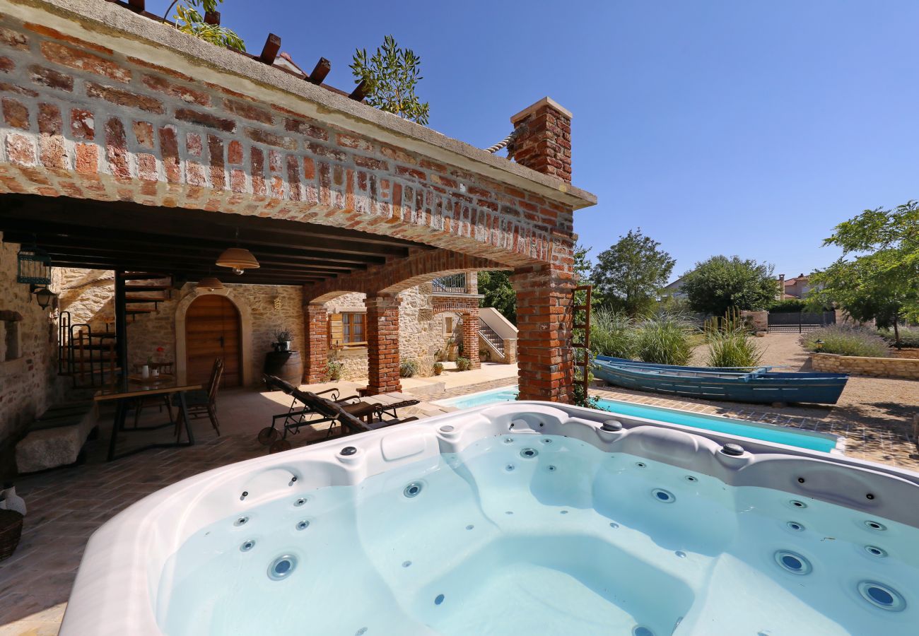 Villa in Nin - Villa Gland – Stilvolles Steinhaus mit Pool, Whirl