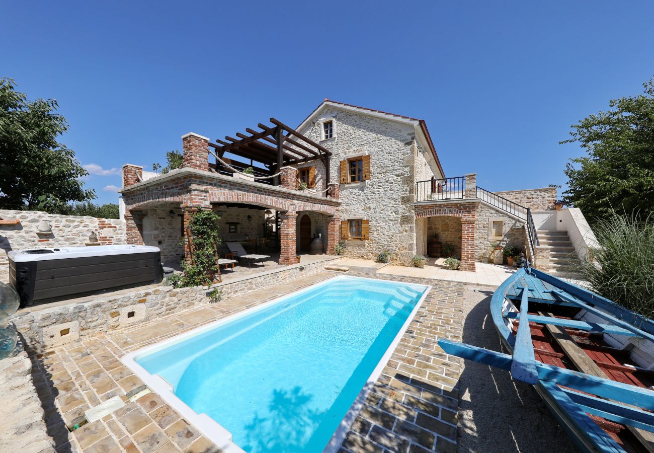 Villa in Nin - Villa Gland – Stilvolles Steinhaus mit Pool, Whirl