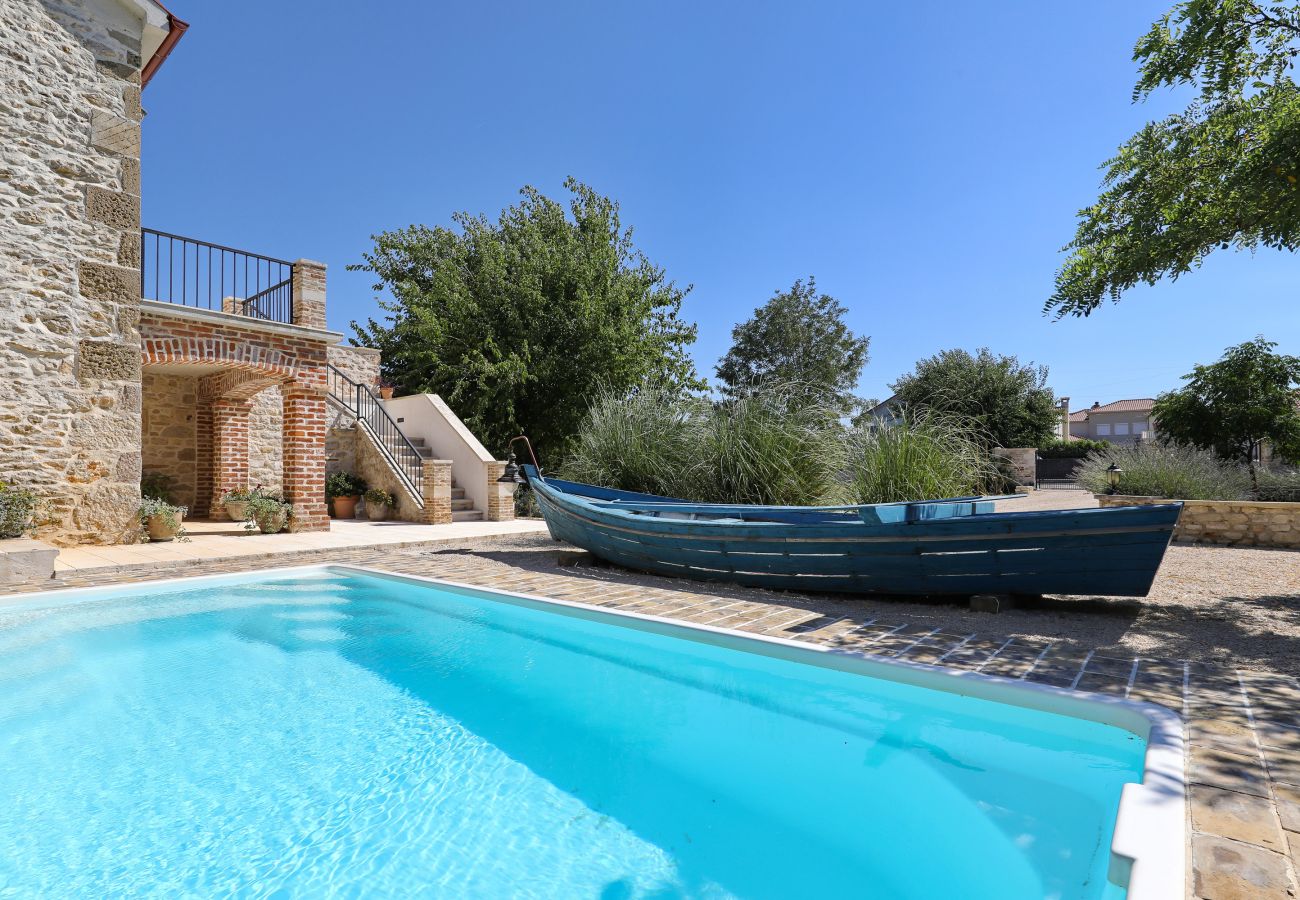 Villa in Nin - Villa Gland – Stilvolles Steinhaus mit Pool, Whirl