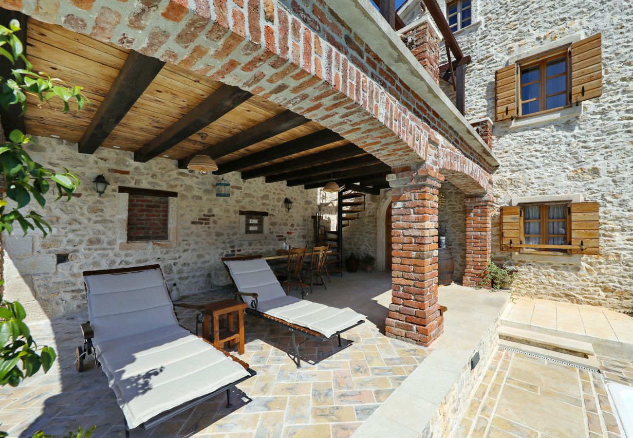 Villa in Nin - Villa Gland – Stilvolles Steinhaus mit Pool, Whirl