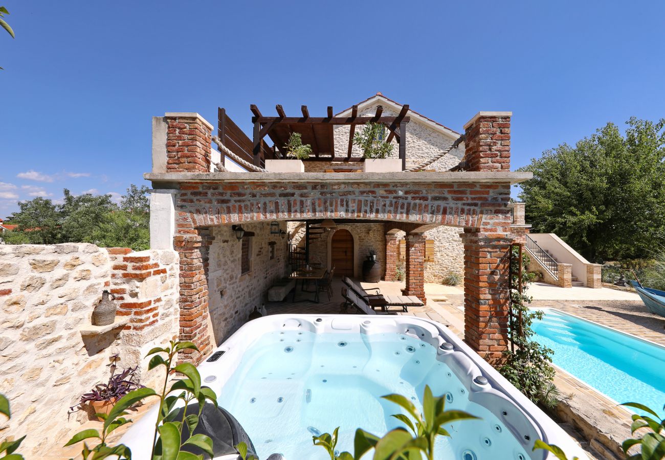 Villa in Nin - Villa Gland – Stilvolles Steinhaus mit Pool, Whirl