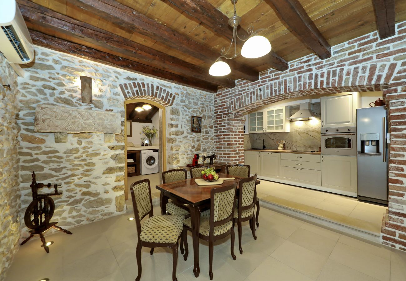 Villa in Nin - Villa Gland – Stilvolles Steinhaus mit Pool, Whirl