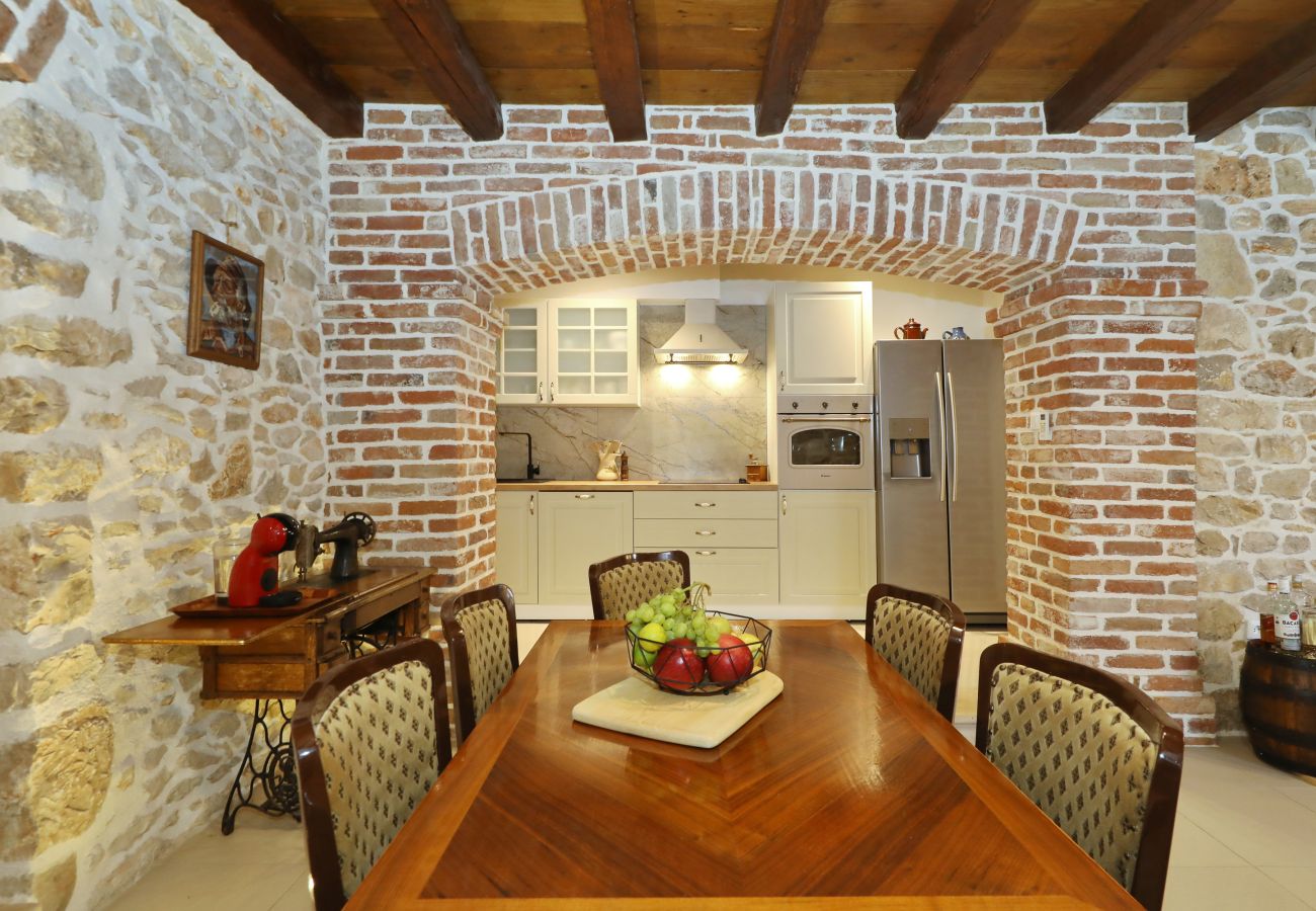 Villa in Nin - Villa Gland – Stilvolles Steinhaus mit Pool, Whirl