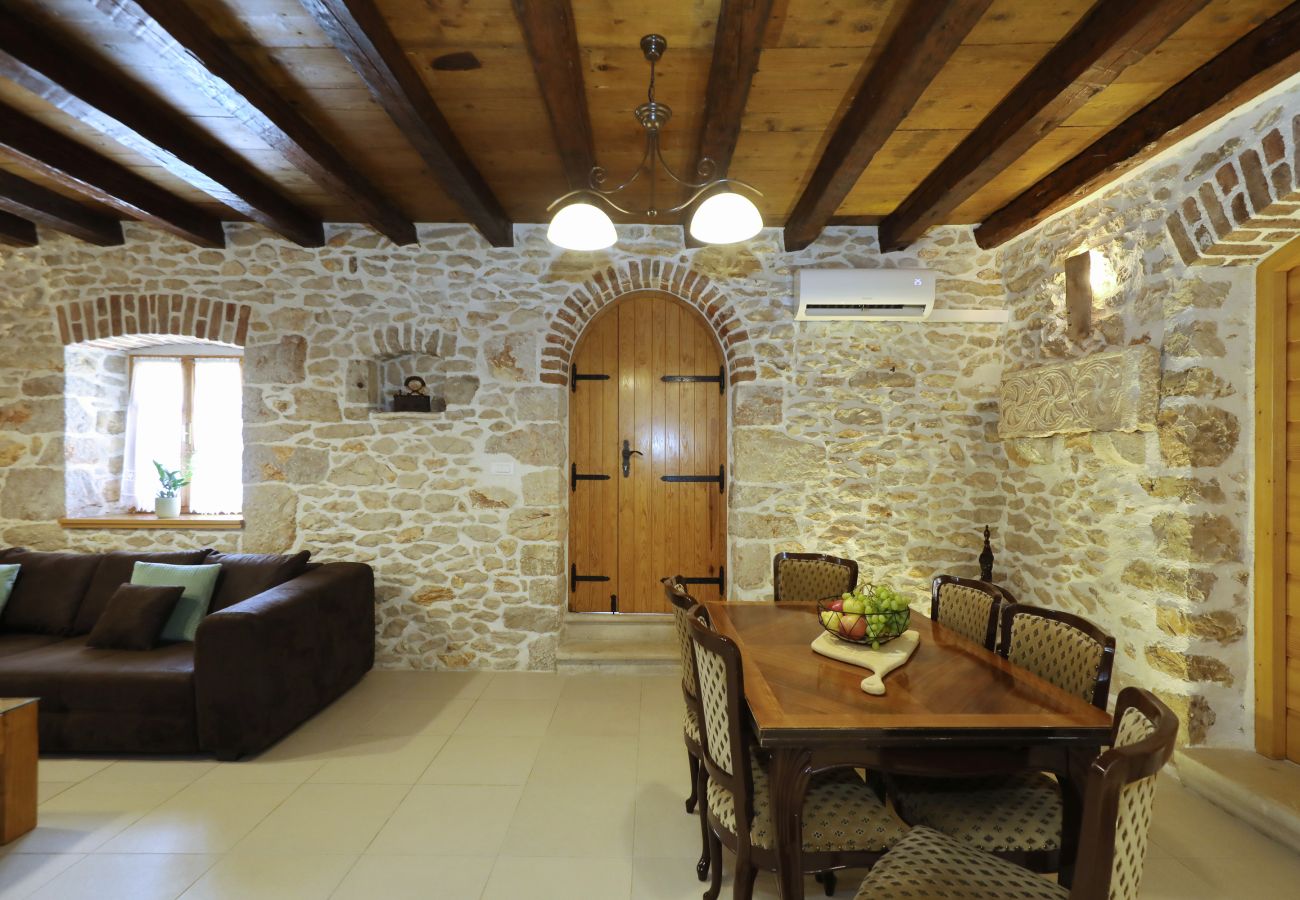 Villa in Nin - Villa Gland – Stilvolles Steinhaus mit Pool, Whirl