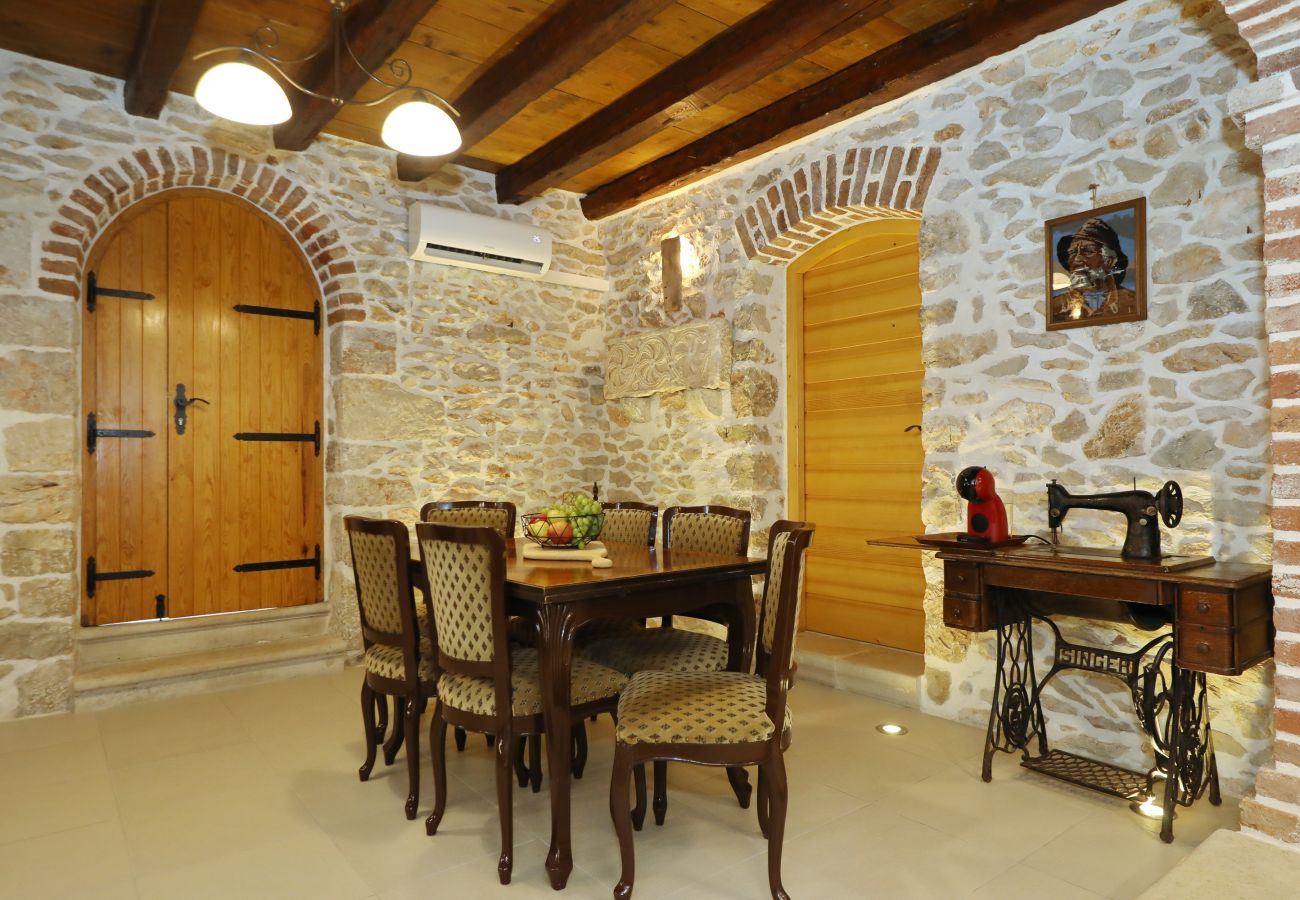 Villa in Nin - Villa Gland – Stilvolles Steinhaus mit Pool, Whirl