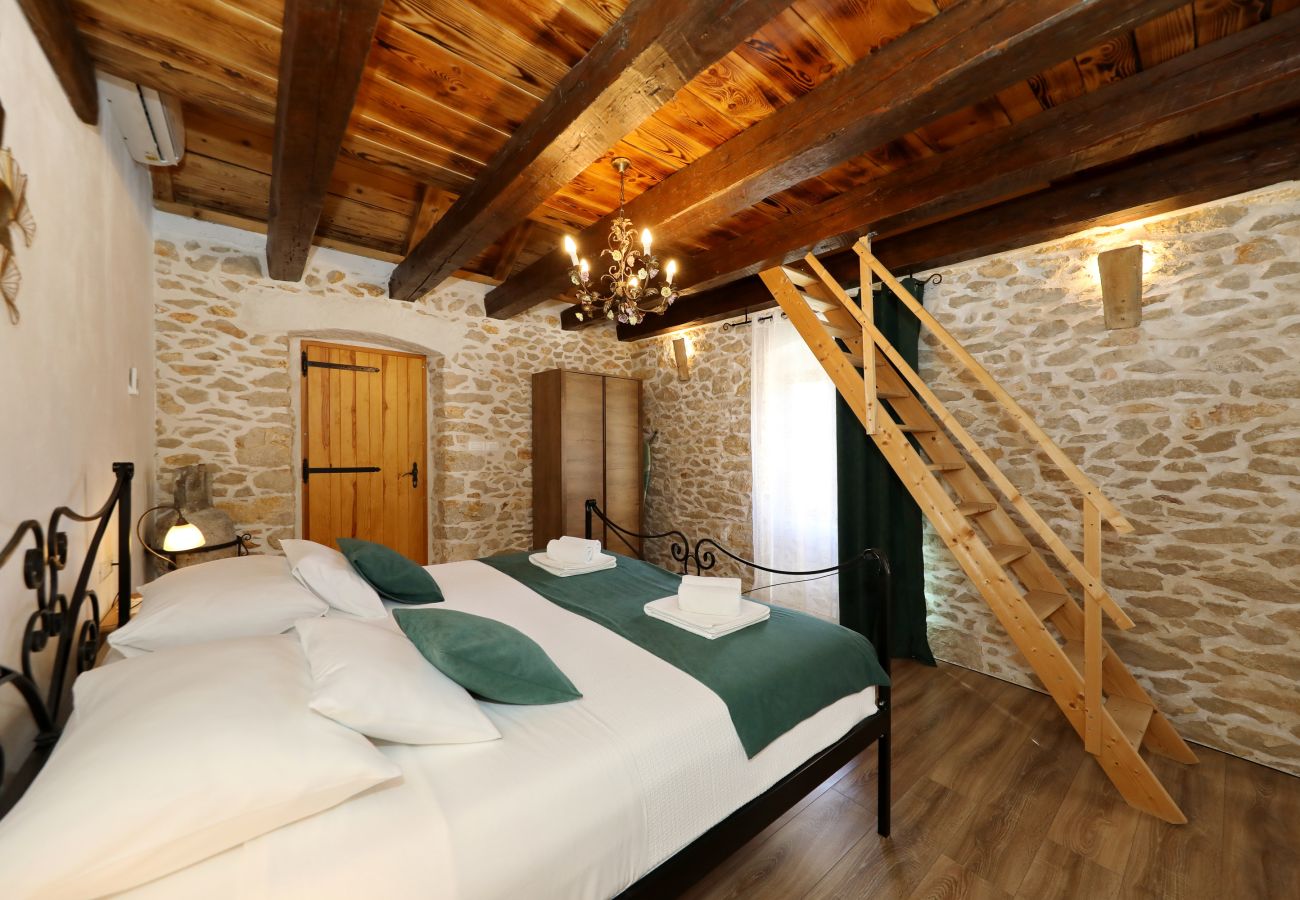 Villa in Nin - Villa Gland – Stilvolles Steinhaus mit Pool, Whirl