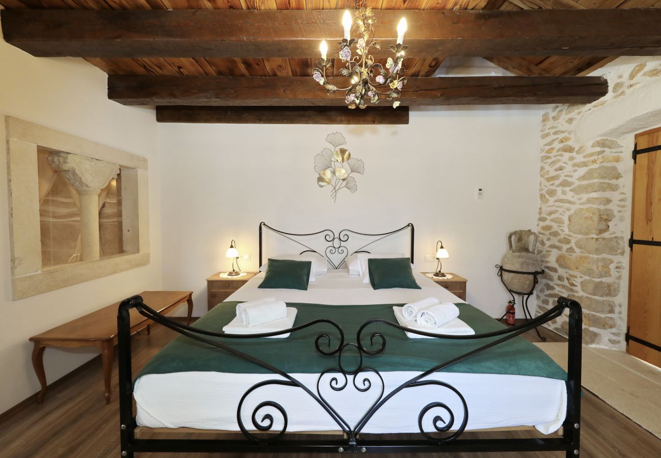 Villa in Nin - Villa Gland – Stilvolles Steinhaus mit Pool, Whirl