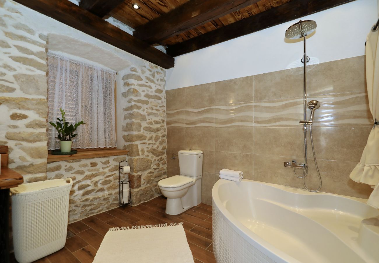 Villa in Nin - Villa Gland – Stilvolles Steinhaus mit Pool, Whirl