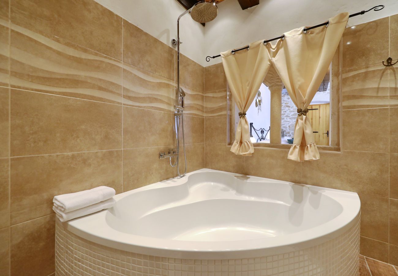 Villa in Nin - Villa Gland – Stilvolles Steinhaus mit Pool, Whirl