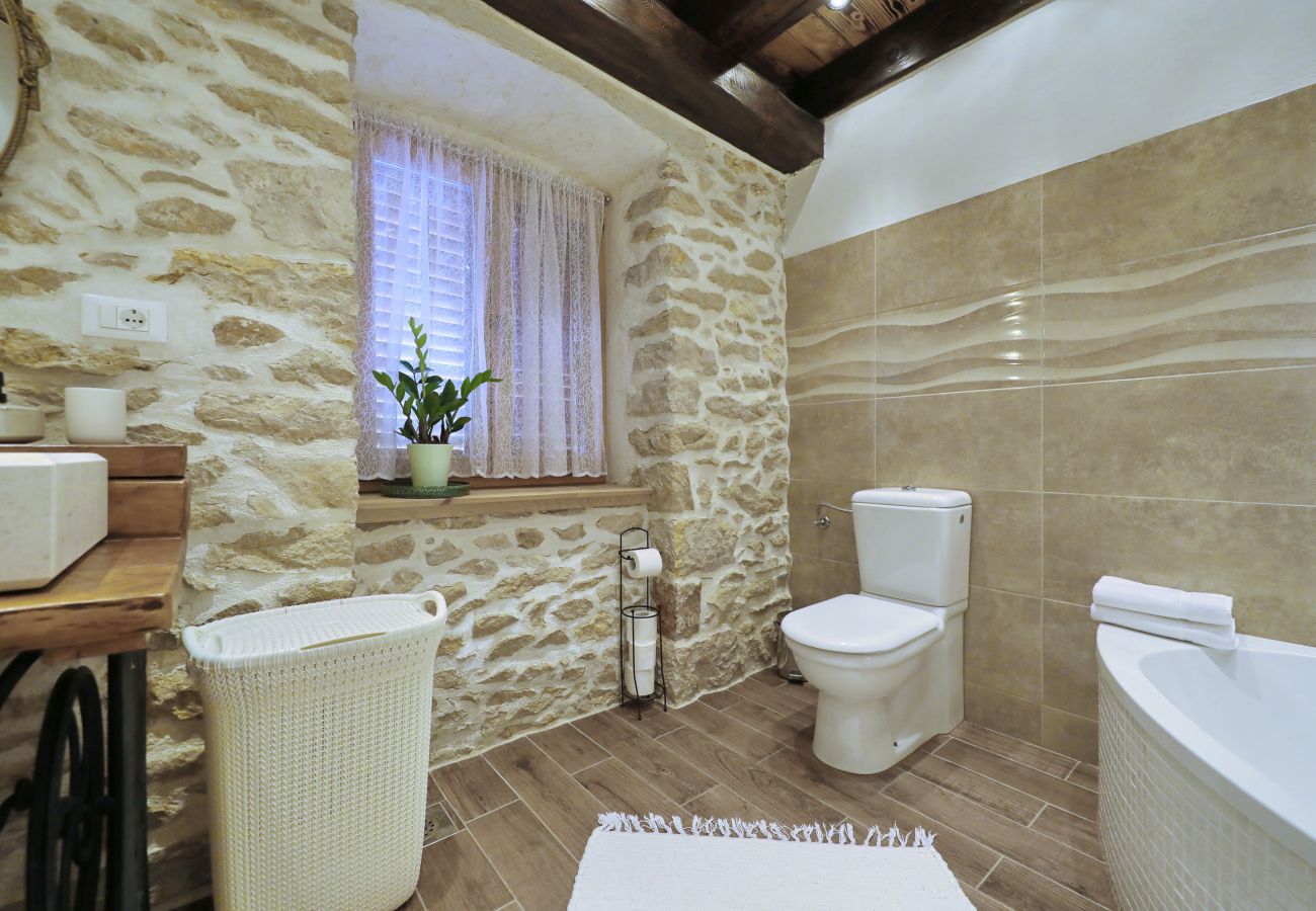 Villa in Nin - Villa Gland – Stilvolles Steinhaus mit Pool, Whirl