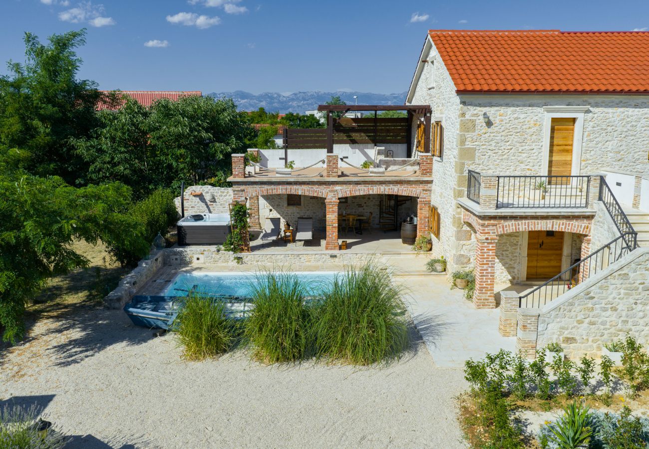 Villa in Nin - Villa Gland – Stilvolles Steinhaus mit Pool, Whirl