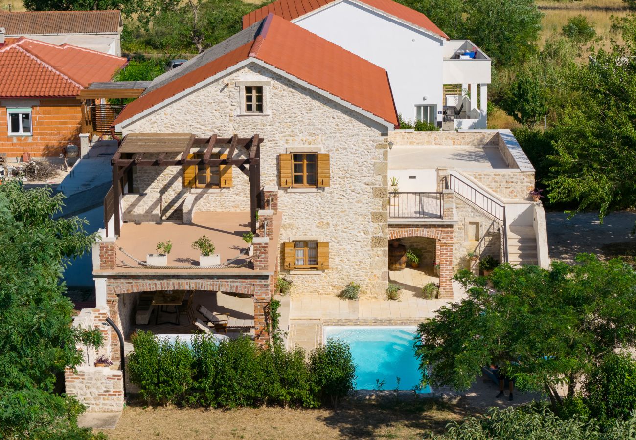 Villa in Nin - Villa Gland – Stilvolles Steinhaus mit Pool, Whirl
