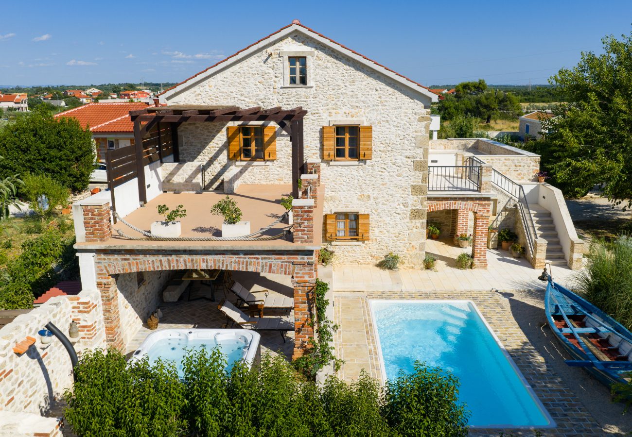 Villa in Nin - Villa Gland – Stilvolles Steinhaus mit Pool, Whirl
