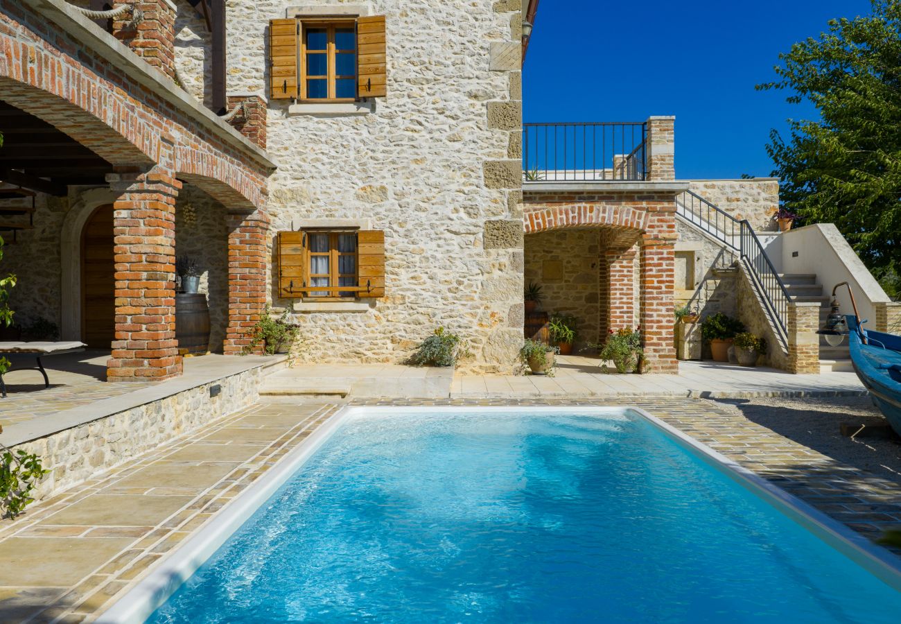 Villa in Nin - Villa Gland – Stilvolles Steinhaus mit Pool, Whirl
