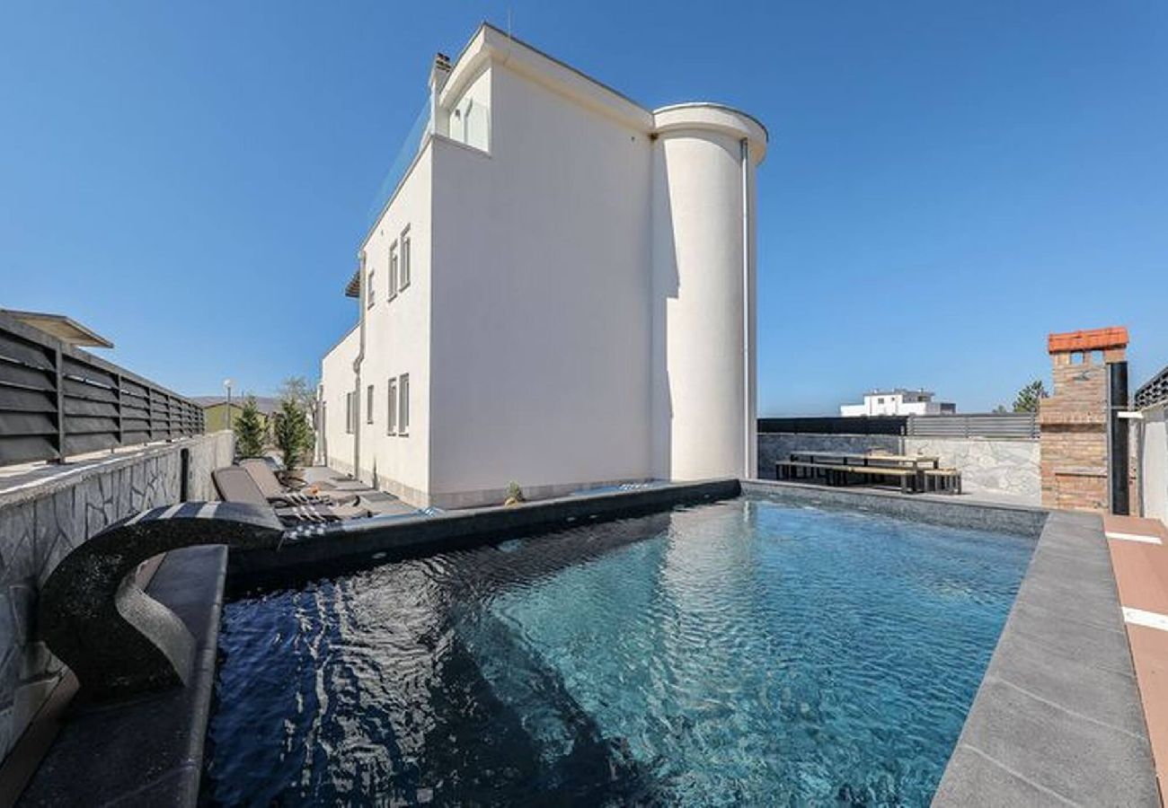 Villa in Starigrad - Villa Jimmy mit beheiztem Pool