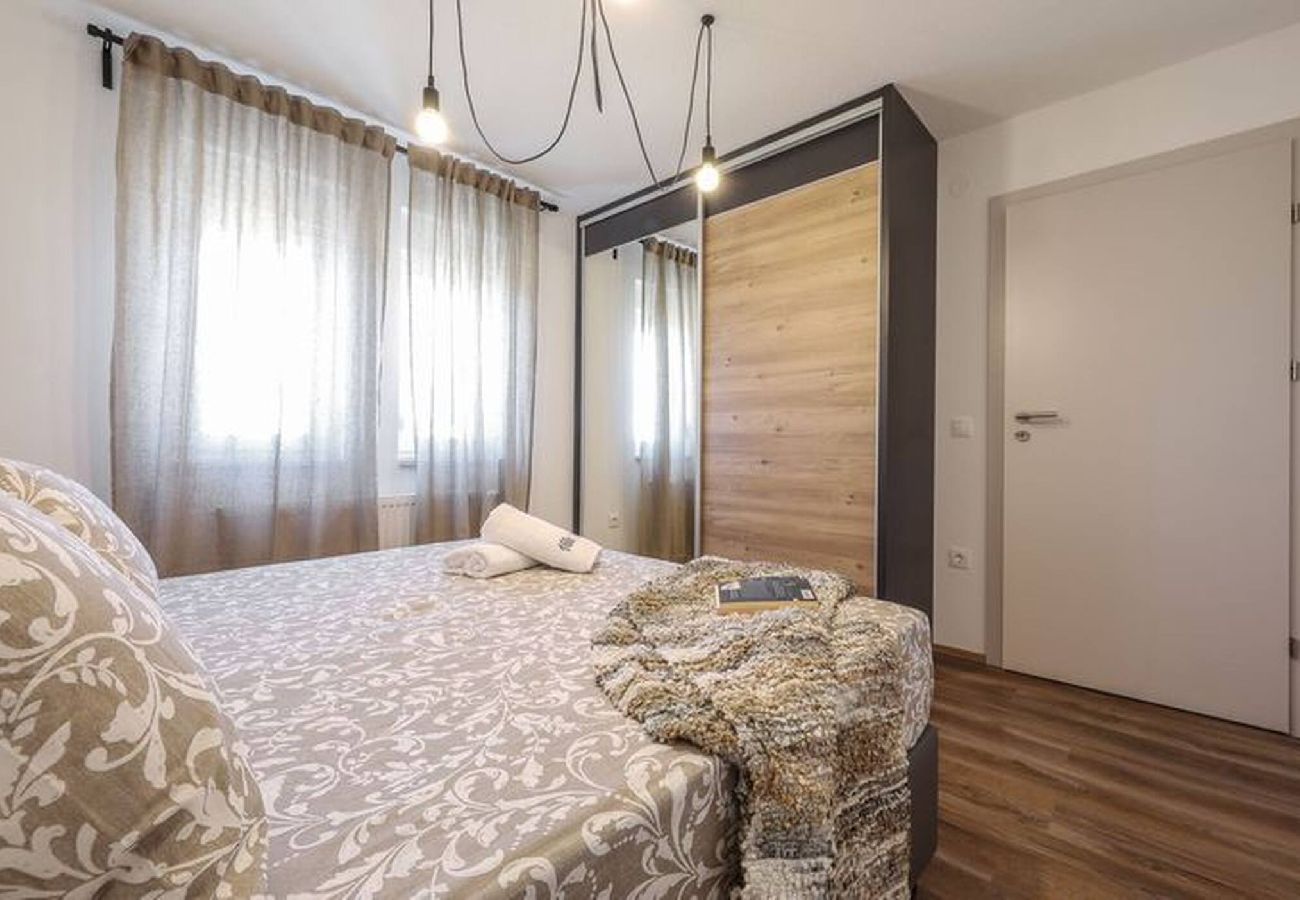 Villa in Starigrad - Villa Jimmy mit beheiztem Pool