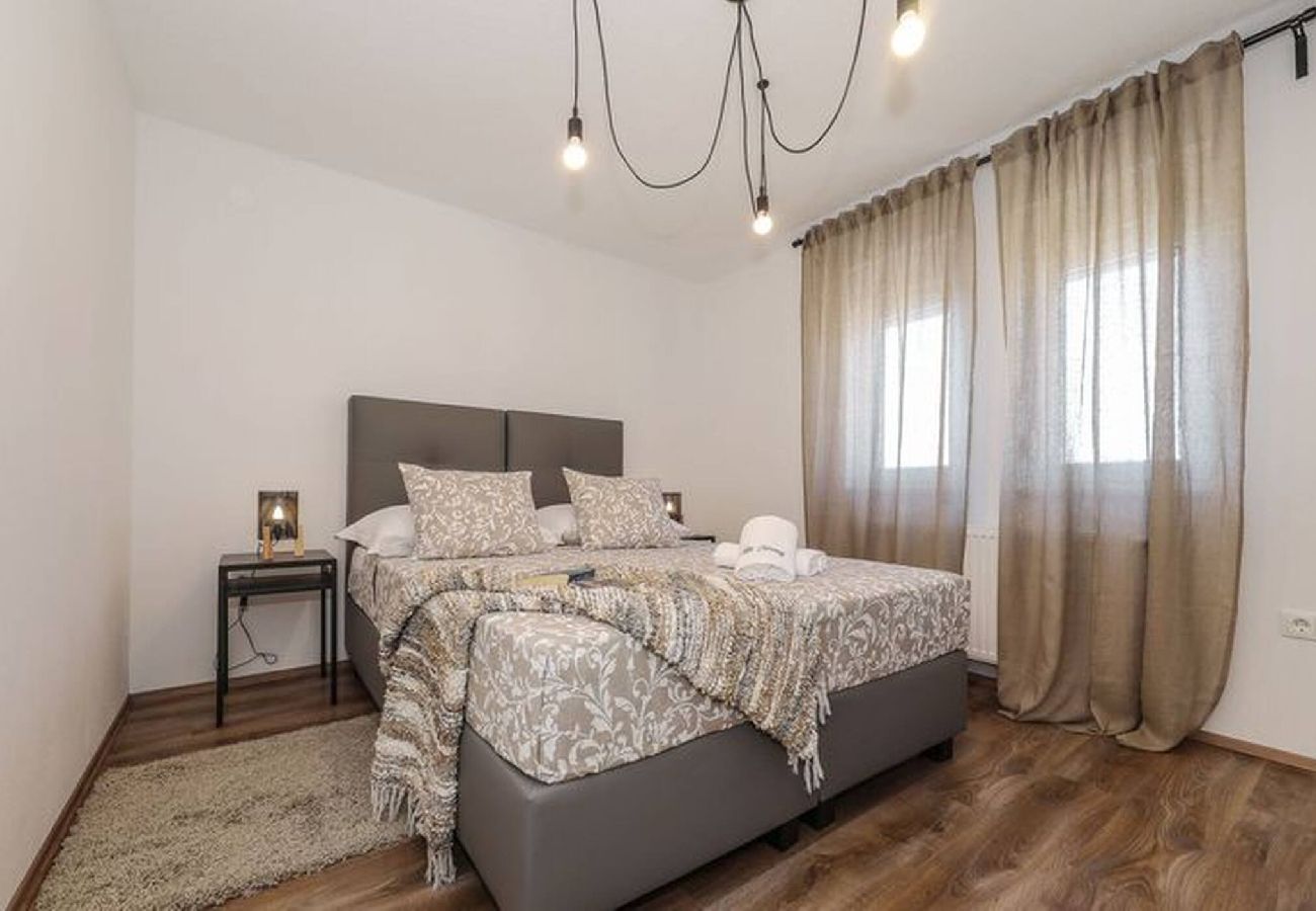 Villa in Starigrad - Villa Jimmy mit beheiztem Pool
