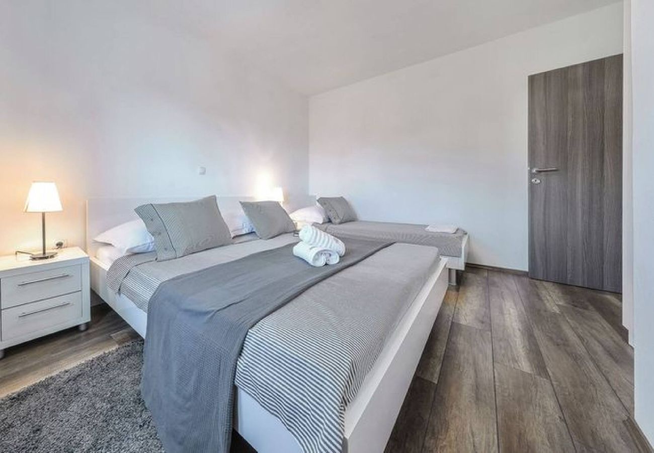 Villa in Starigrad - Villa Jimmy mit beheiztem Pool