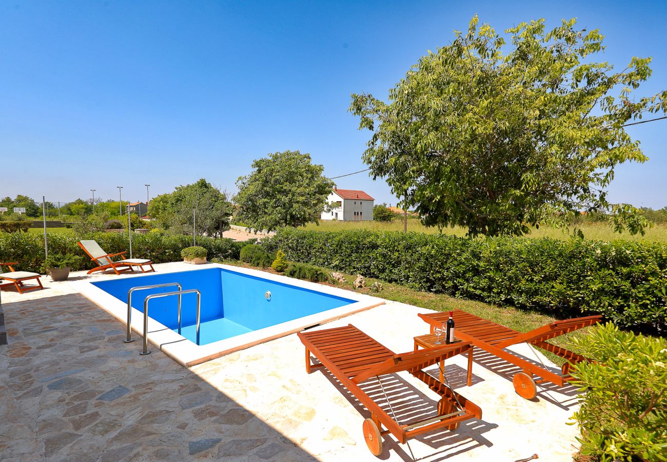 Ferienhaus in Vrsi - Eda, Ferienhaus mit Pool, Terrasse & Grill