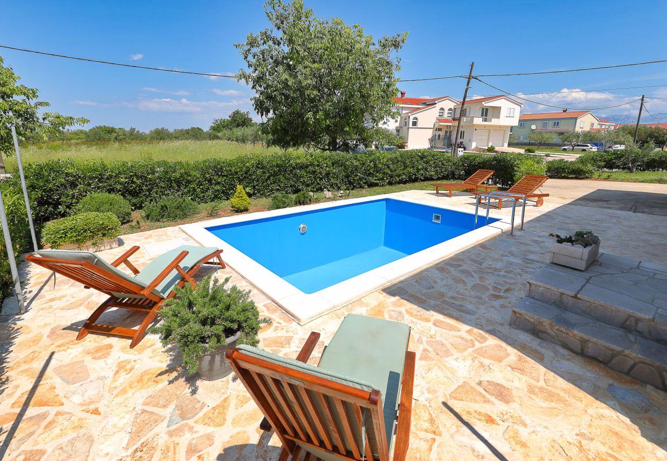 Ferienhaus in Vrsi - Eda, Ferienhaus mit Pool, Terrasse & Grill