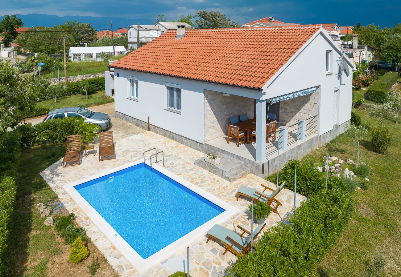 Ferienhaus in Vrsi - Eda, Ferienhaus mit Pool, Terrasse & Grill