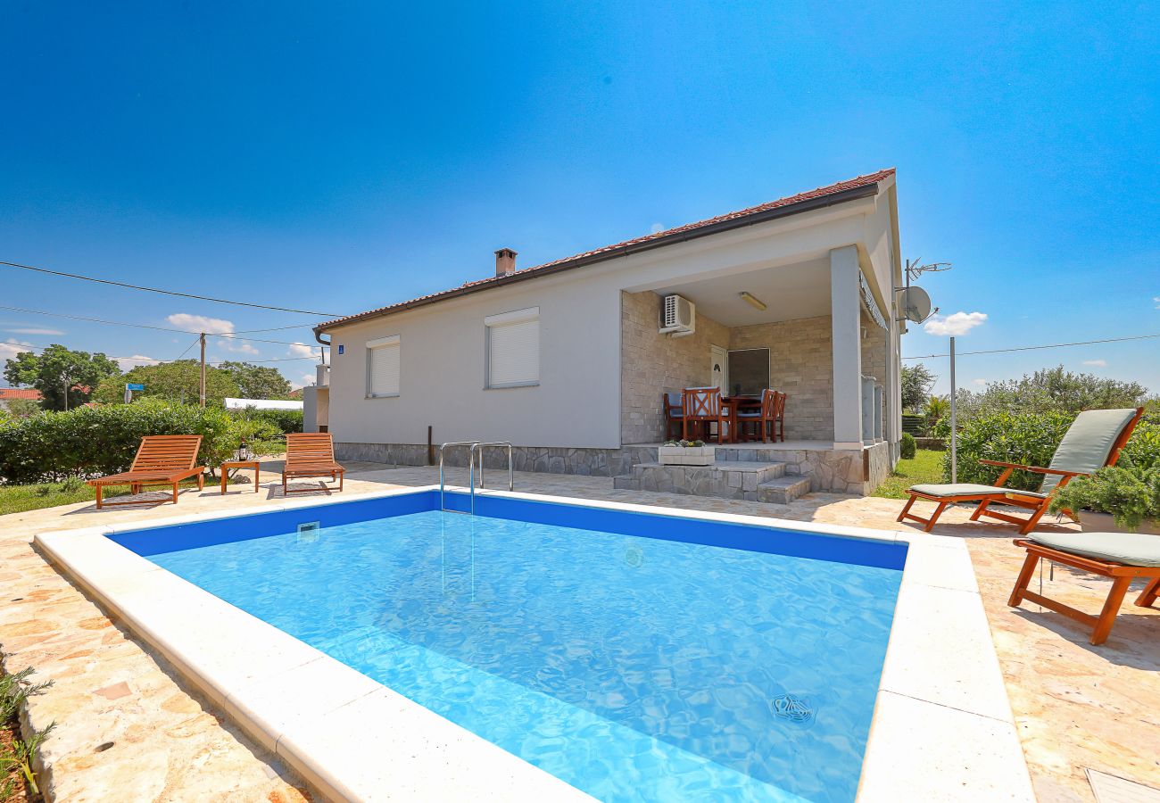Ferienhaus in Vrsi - Eda, Ferienhaus mit Pool, Terrasse & Grill