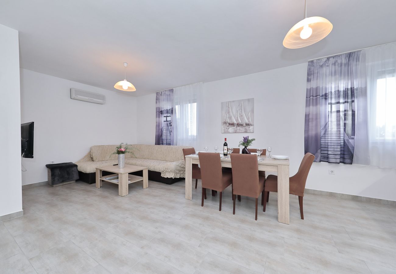 Ferienhaus in Vrsi - Eda, Ferienhaus mit Pool, Terrasse & Grill