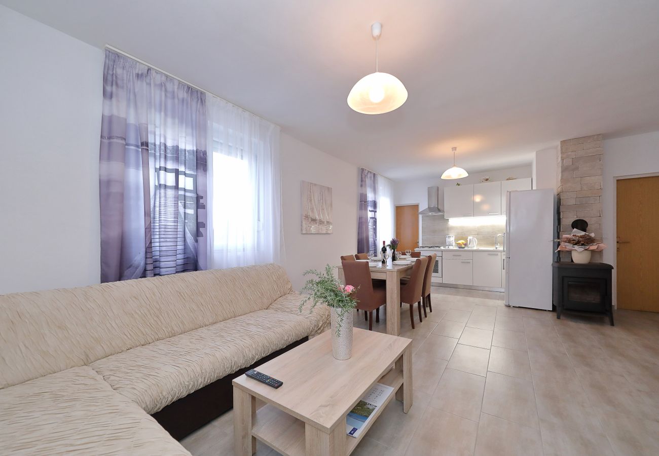 Ferienhaus in Vrsi - Eda, Ferienhaus mit Pool, Terrasse & Grill