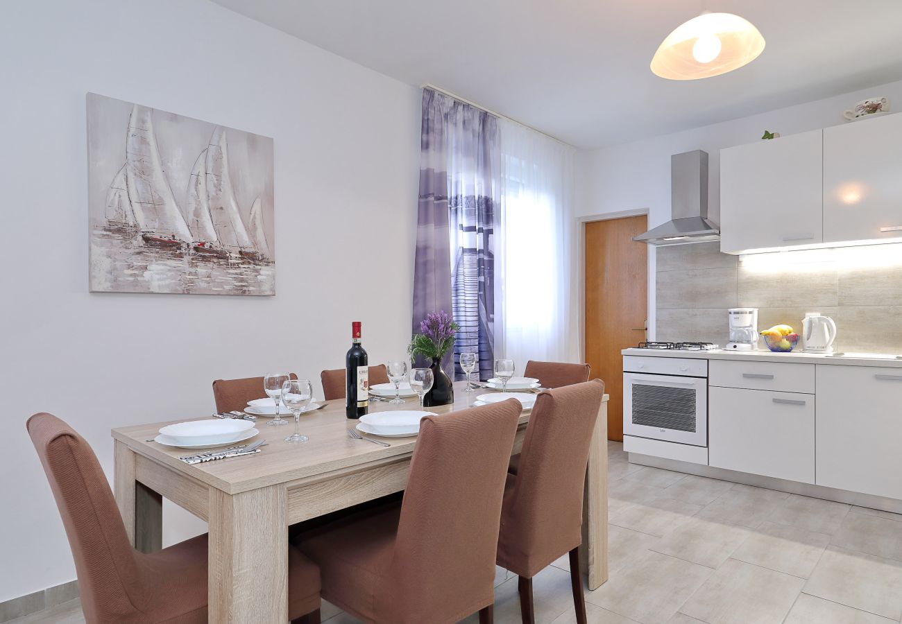 Ferienhaus in Vrsi - Eda, Ferienhaus mit Pool, Terrasse & Grill